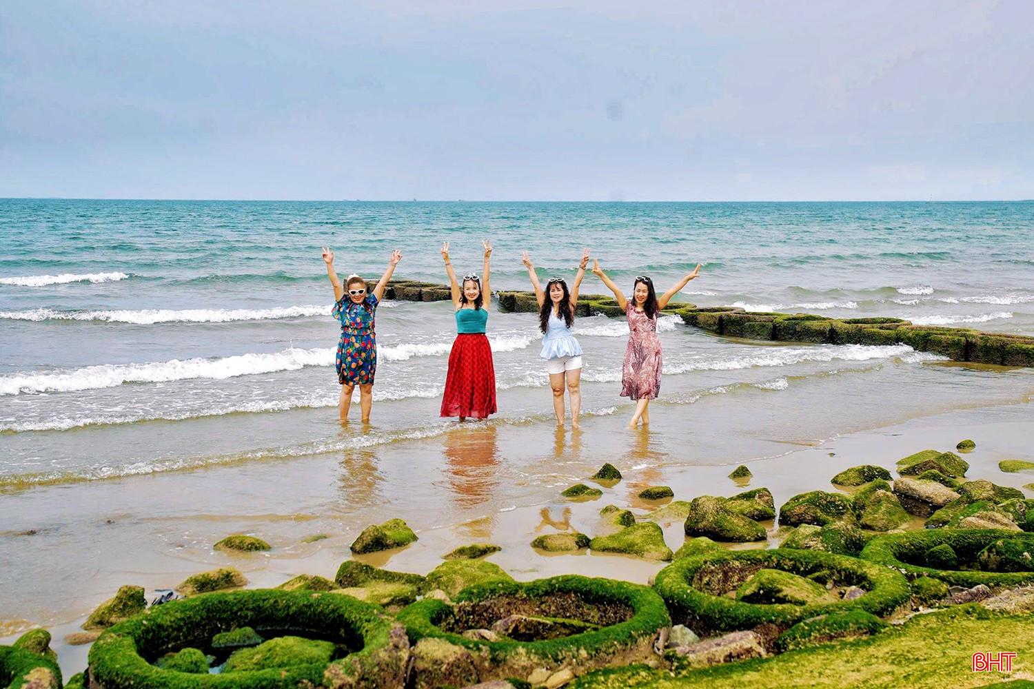  "Không chỉ có làn nước trong xanh, bờ cát trắng mịn trải dài, biển Thiên Cầm còn hấp dẫn bởi nhiều tọa độ check-in mới lạ. Với những ai yêu biển, thích khám phá, đây thực sự là điểm đến không thể bỏ lỡ trong mùa hè này” – chị Nguyễn Linh Lan (thứ hai từ phải sang) chia sẻ. 