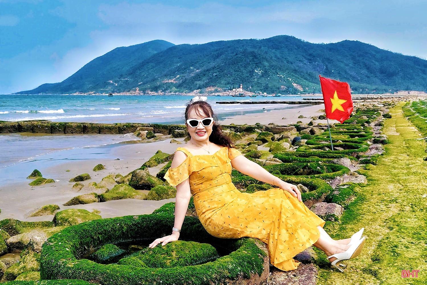  Chị Nguyễn Thị Mai Sương (thôn Xuân Nam, xã Thiên Cầm) chia sẻ: “Tôi từng biết và rất ấn tượng với Rạn Nam Ô – điểm check-in nổi tiếng với những mảng đá phủ rêu xanh mướt tại Đà Nẵng. Giờ đây, ngay tại biển Thiên Cầm, tôi cũng có thể lưu giữ những bức hình tương tự". 