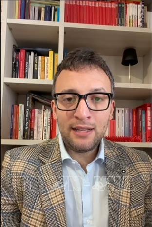 Ông Federico Giuliani, phóng viên báo InsideOver thuộc tờ Il Giornale, trả lời phỏng vấn TTXVN. Ảnh: Dương Hoa/PV TTXVN tại Italy