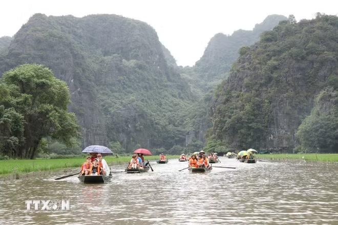 Du khách trong và ngoài nước thích thú với vẻ đẹp sông nước của Khu du lịch Tam Cốc-Bích Động, nơi sẽ tổ chức Lễ hội sắc vàng Tam Cốc tới đây. (Ảnh: Đức Phương/TTXVN)