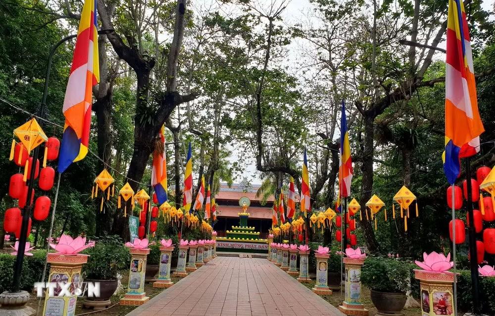 Chùa Diệu Đế được trang trí rực rỡ. (Ảnh: Tường Vi/TTXVN)