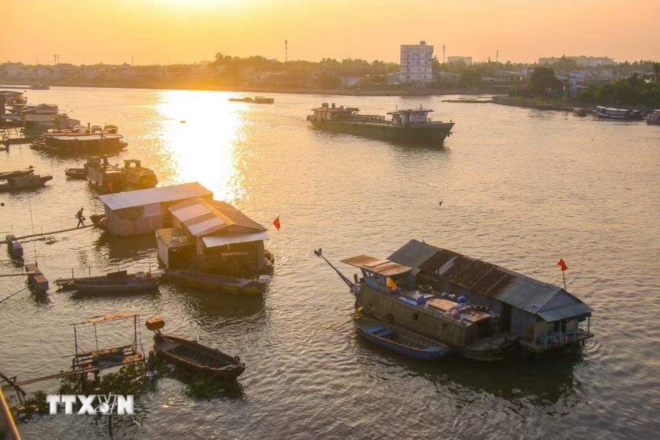 Chợ nổi Cái Răng đang là một phần ký ức văn hóa của vùng sông nước. (Ảnh: Duy Khương/TTXVN)