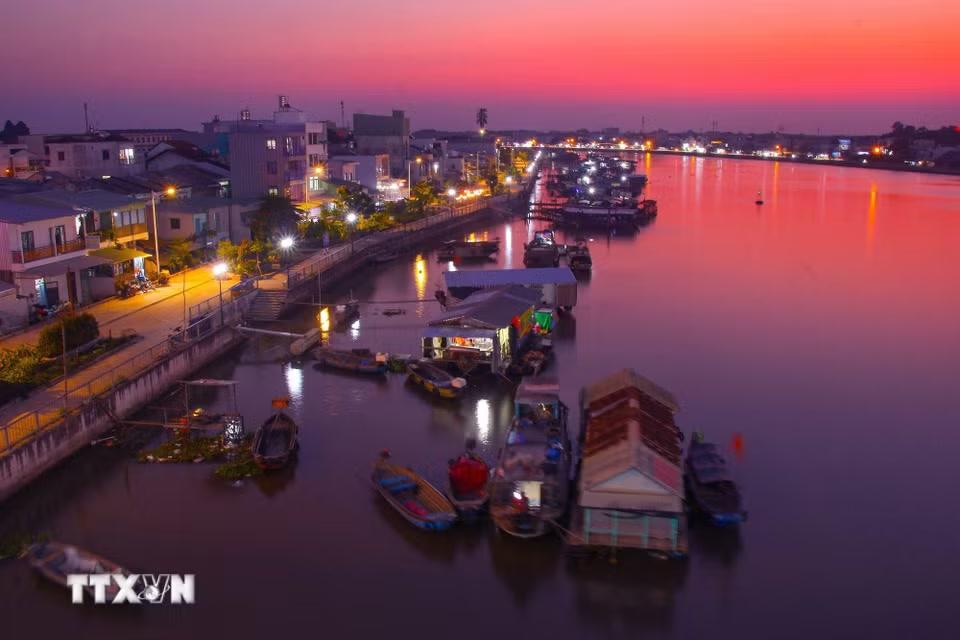 Khi những dãy nhà ven sông ngày càng khang trang, những bờ kè được xây dựng vững chãi, thì hình ảnh những chiếc xuồng ghe còn lại ở chợ nổi Cái Răng càng thêm nổi bật. (Ảnh: Duy Khương/TTXVN)