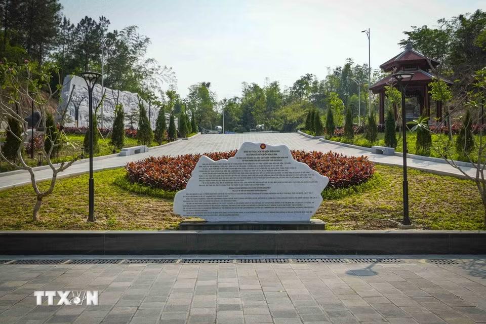 Không gian khu di tích Trung tâm Đề kháng Him Lam được chỉnh trang đồng bộ, với bia giới thiệu và cảnh quan xanh, phục vụ nhu cầu tham quan, tìm hiểu lịch sử của du khách. (Ảnh: Xuân Tư/TTXVN)