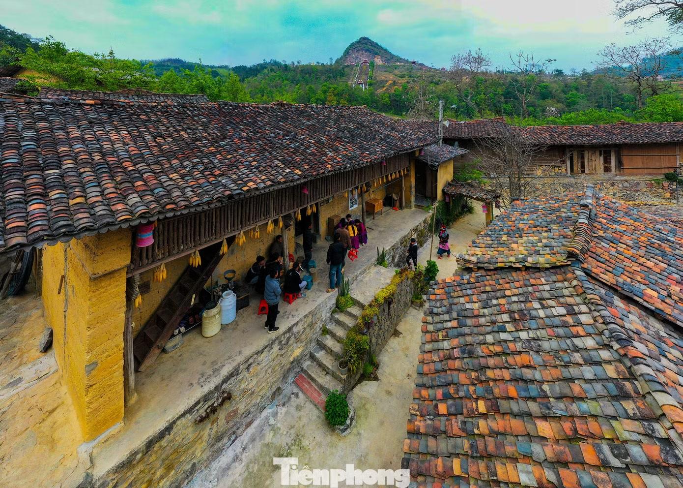 Điểm nhấn thú vị tại Thèn Pả là một xóm nhỏ quy tụ 10 hộ dân đều là anh em trong đại gia đình. Gia đình này đã cùng nhau bám trụ, sinh cơ lập nghiệp dưới chân núi Rồng suốt hơn một thế kỷ qua.