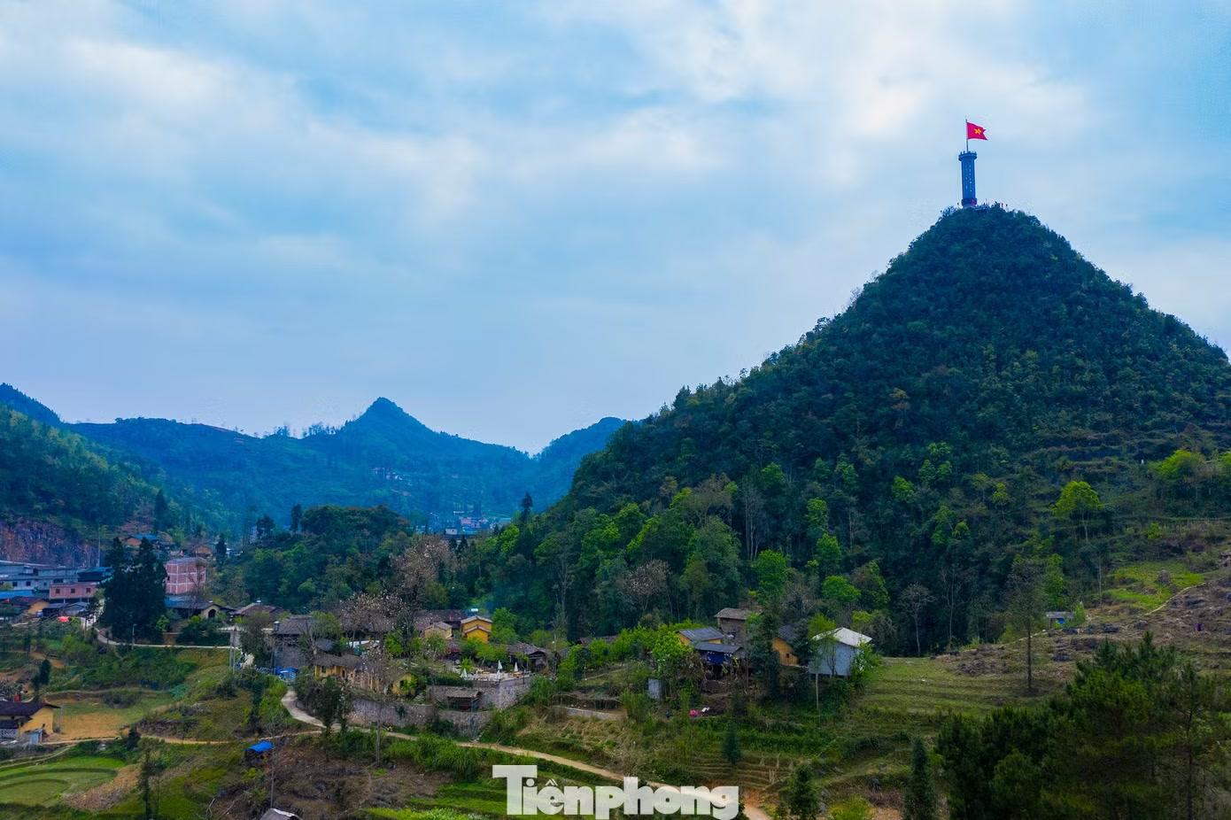  Nằm ngay dưới chân núi Rồng, Thèn Pả mang không gian đối lập hoàn toàn với sự náo nhiệt trên đỉnh cột cờ Lũng Cú. Bản làng nhỏ của người Mông này nép mình bên hai hồ nước ngọt, tĩnh lặng giữa cao nguyên đá. 