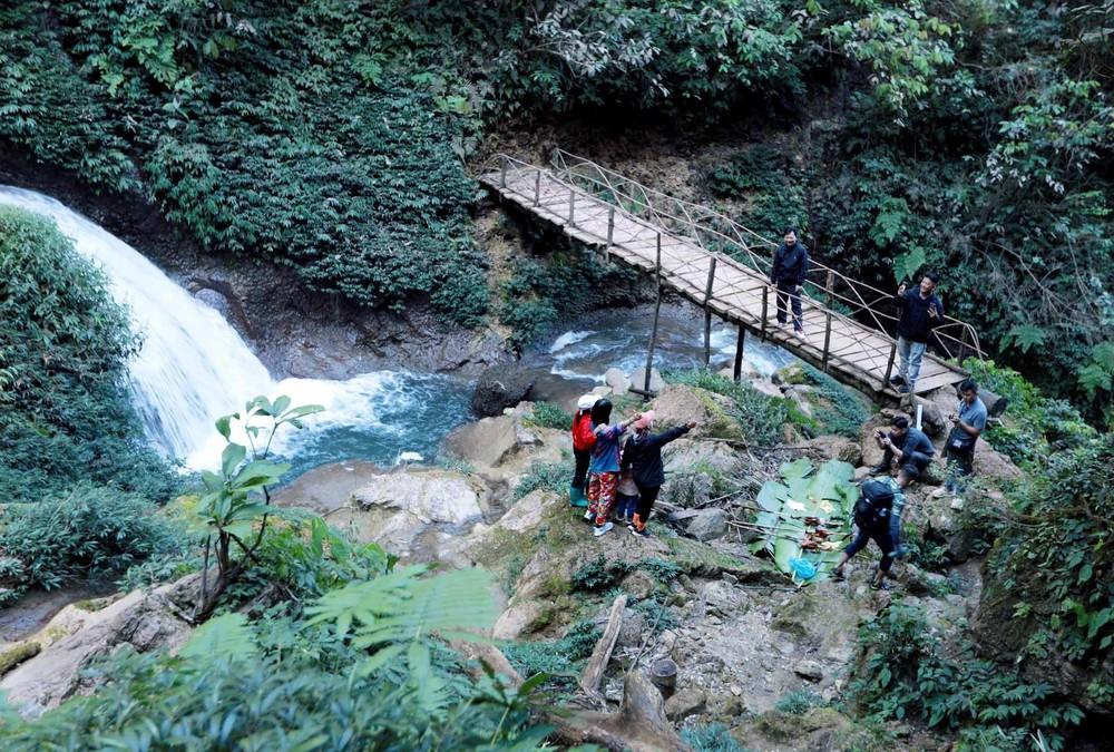 Thác Nậm Lúc để lại những ấn tượng khó phai trong lòng du khách khi đặt chân tới đây bởi vè đẹp hoang sơ, hùng vĩ. Ảnh: Quý Trung – TTXVN