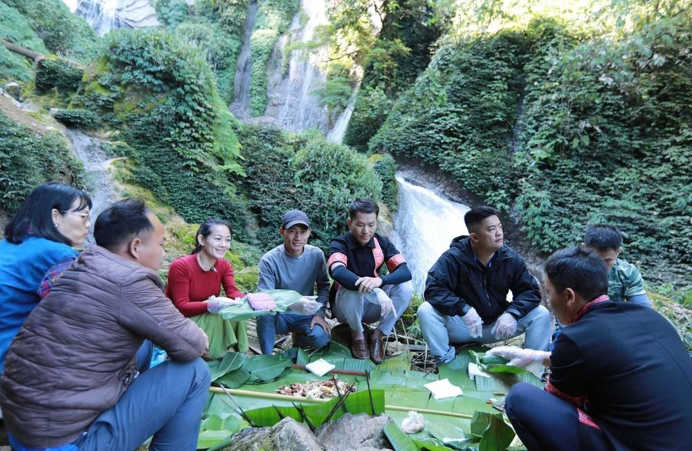Khi du khách đến với thác Nậm Lúc sẽ được thưởng thức những mon ăn ngon dân dã do chính người dân bản địa phục vụ. Ảnh: Quý Trung – TTXVN