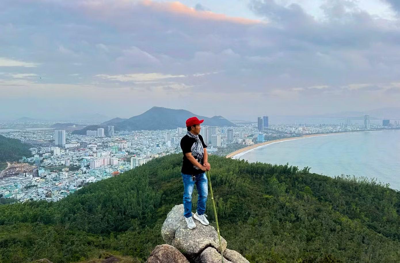  Từ trên cao núi Xuân Vân có thể thu trọn vào mắt bờ biển Quy Nhơn uốn cong mềm mại, làn nước xanh ngắt trải dài và nhịp sống sôi động phía dưới. 