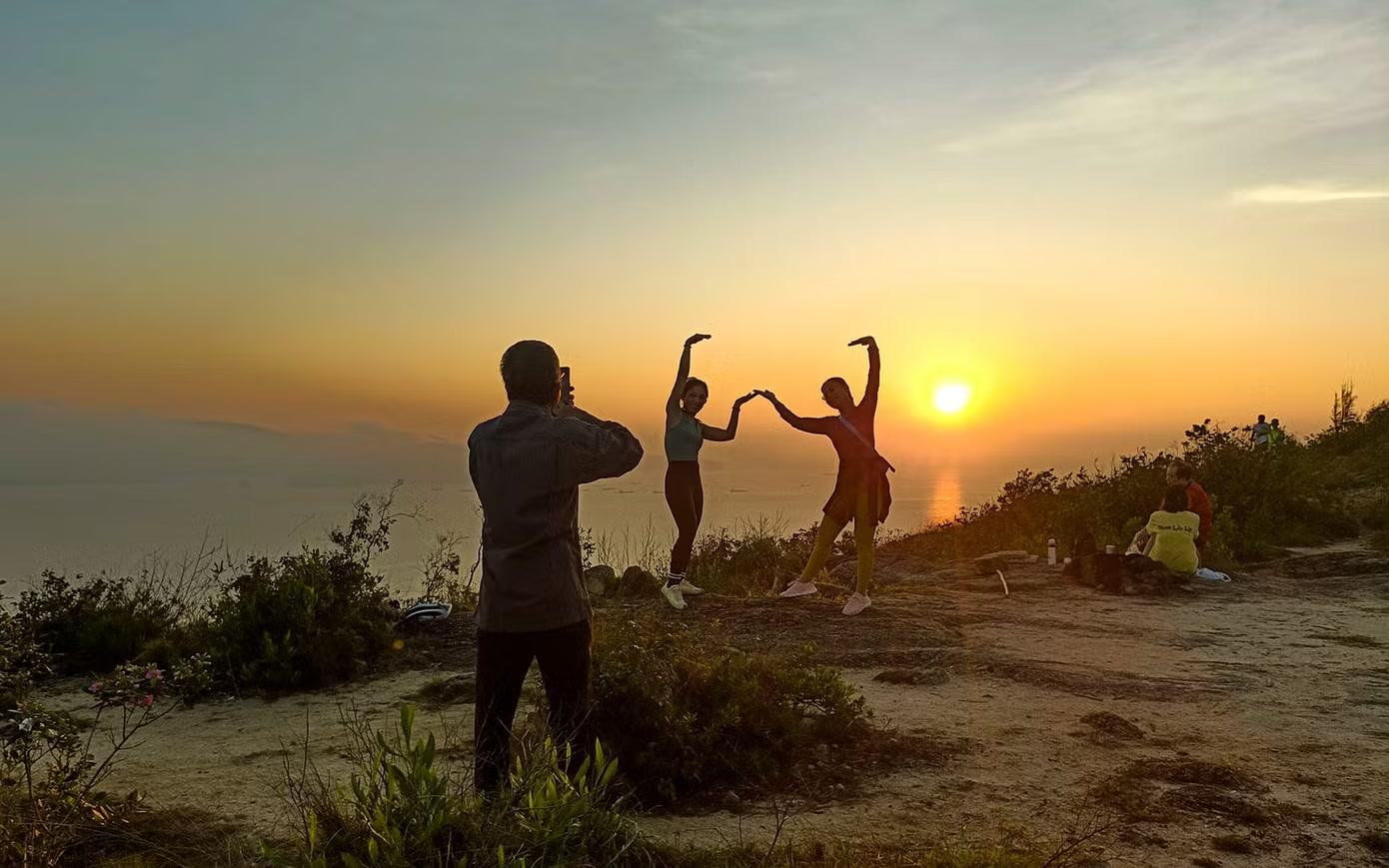 Từ sớm tinh mơ, nhiều người đã lên núi Xuân Vân đón bình minh, không quên ghi lại những khoảnh khắc rực rỡ của ngày mới.