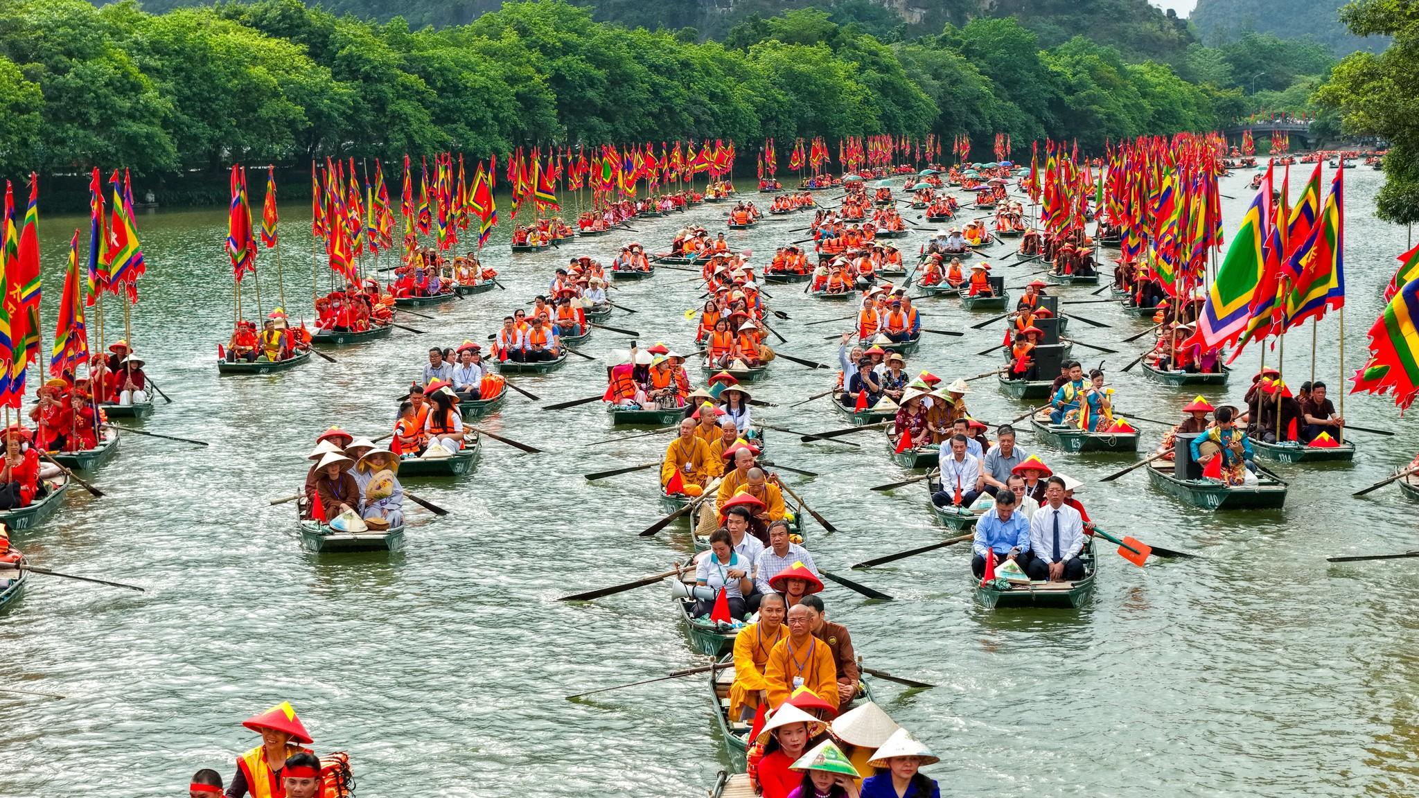 Ngay từ những nhịp trống hội rộn ràng đầu tiên, không gian đã trở nên náo nhiệt, cuốn hút.