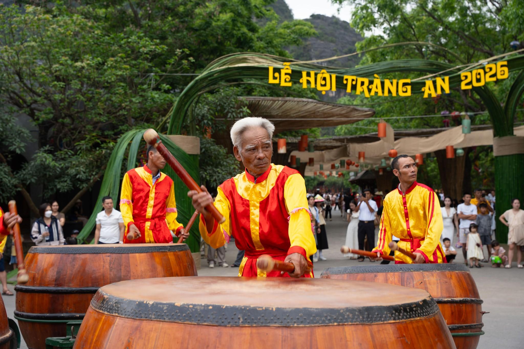 Lễ hội Tràng An năm 2026 với chủ đề “Tràng An-Mạch nguồn linh khí” diễn ra nhiều hoạt động phong phú, đặc sắc, hấp dẫn. Tại không gian Lễ hội-trên dòng sông Sào Khê, đã giới thiệu những nét văn hóa truyền thống, rực rỡ sắc màu, mang đậm đặc trưng của các vùng miền thông qua các sân khấu thực cảnh trình diễn hát chèo, hát xẩm, hát văn, cồng chiêng… do các nghệ nhân, nghệ sỹ trong tỉnh tham gia biểu diễn.