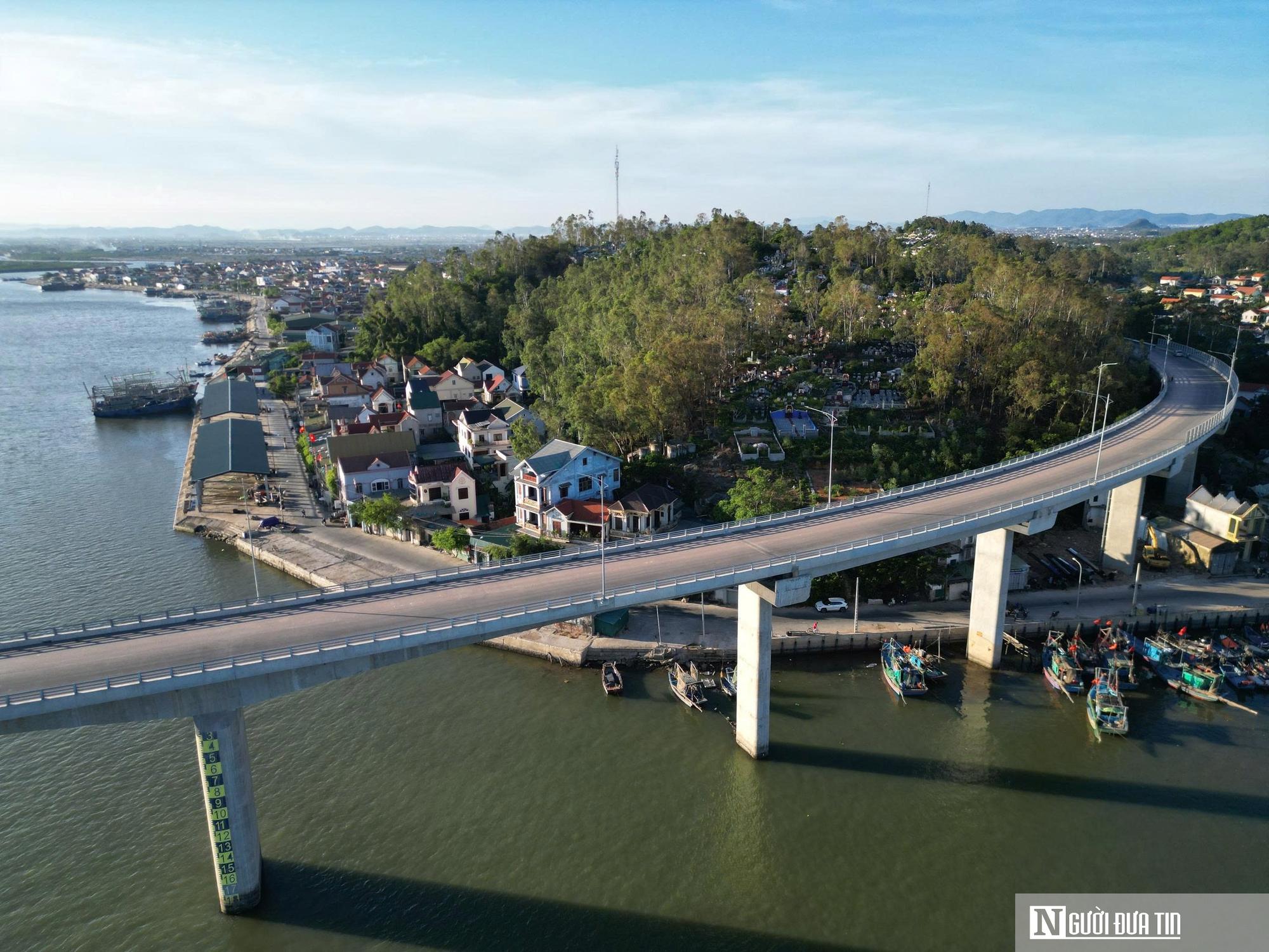 Lạch Quèn là một trong những cửa biển có lượng tàu cá ra vào lớn nhất Nghệ An. Từ trên cầu, có thể quan sát rõ nhịp sống lao động sôi động của ngư dân, với những con tàu tấp nập vươn khơi, trở về sau mỗi chuyến biển. Phía dưới chân cầu, ngư dân cho tàu thuyền cập bến để bán hải sản, neo đậu tránh bão,….