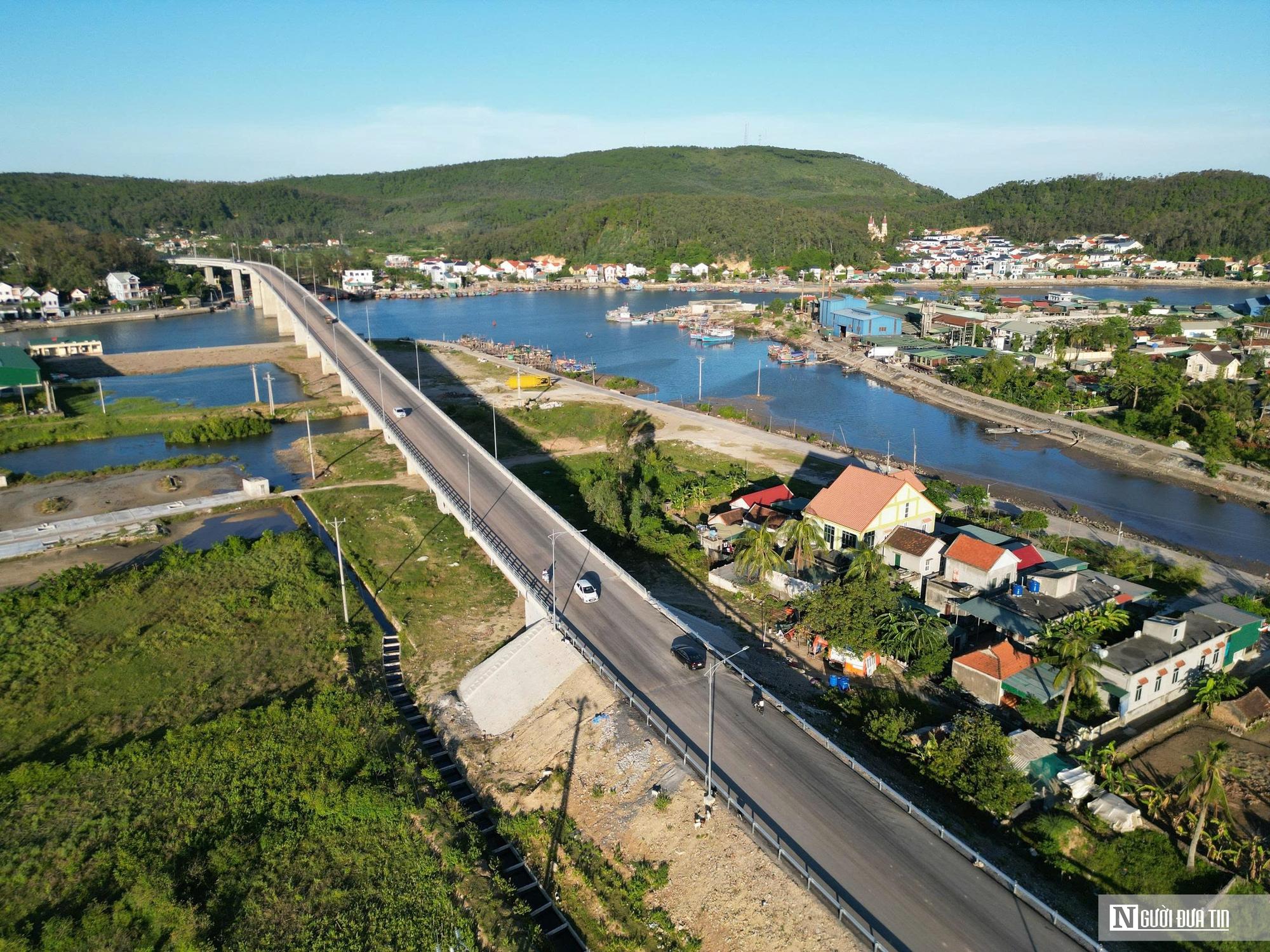 Ngoài vai trò thúc đẩy giao thông, giao thương và phát triển kinh tế, cầu Lạch Quèn còn tạo điểm nhấn giữa không gian núi non, sông nước và làng biển thơ mộng.