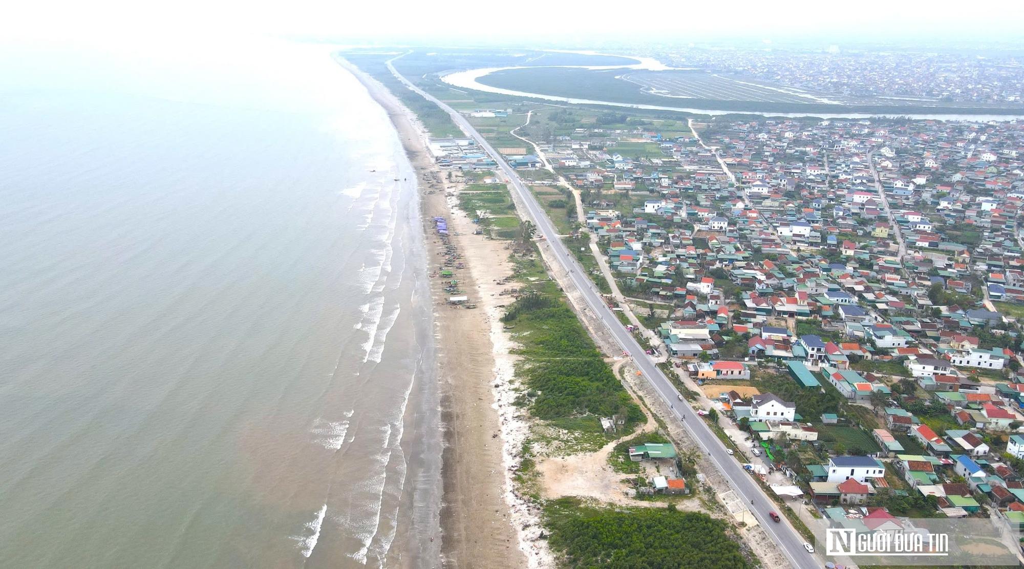 Đường ven biển Nghi Sơn (Thanh Hóa) - Cửa Lò (Nghệ An) đang trở thành một trong những công trình giao thông trọng điểm, mang ý nghĩa chiến lược đặc biệt quan trọng. Con đường này không chỉ góp phần hoàn thiện mạng lưới hạ tầng giao thông mà còn mở ra một không gian phát triển mới, tạo cú hích cho kinh tế - xã hội, quốc phòng - an ninh vùng ven biển xứ Nghệ. Đoạn tuyến đường ven biển đi qua Nghệ An, từ Km7 - Km76, dài gần 60km, có tổng mức đầu tư hơn 4.651 tỷ đồng. Công trình quy mô này thể hiện tầm nhìn chiến lược của Đảng, Nhà nước và sự quyết tâm của tỉnh Nghệ An trong việc hiện thực hóa khát vọng vươn ra biển lớn.