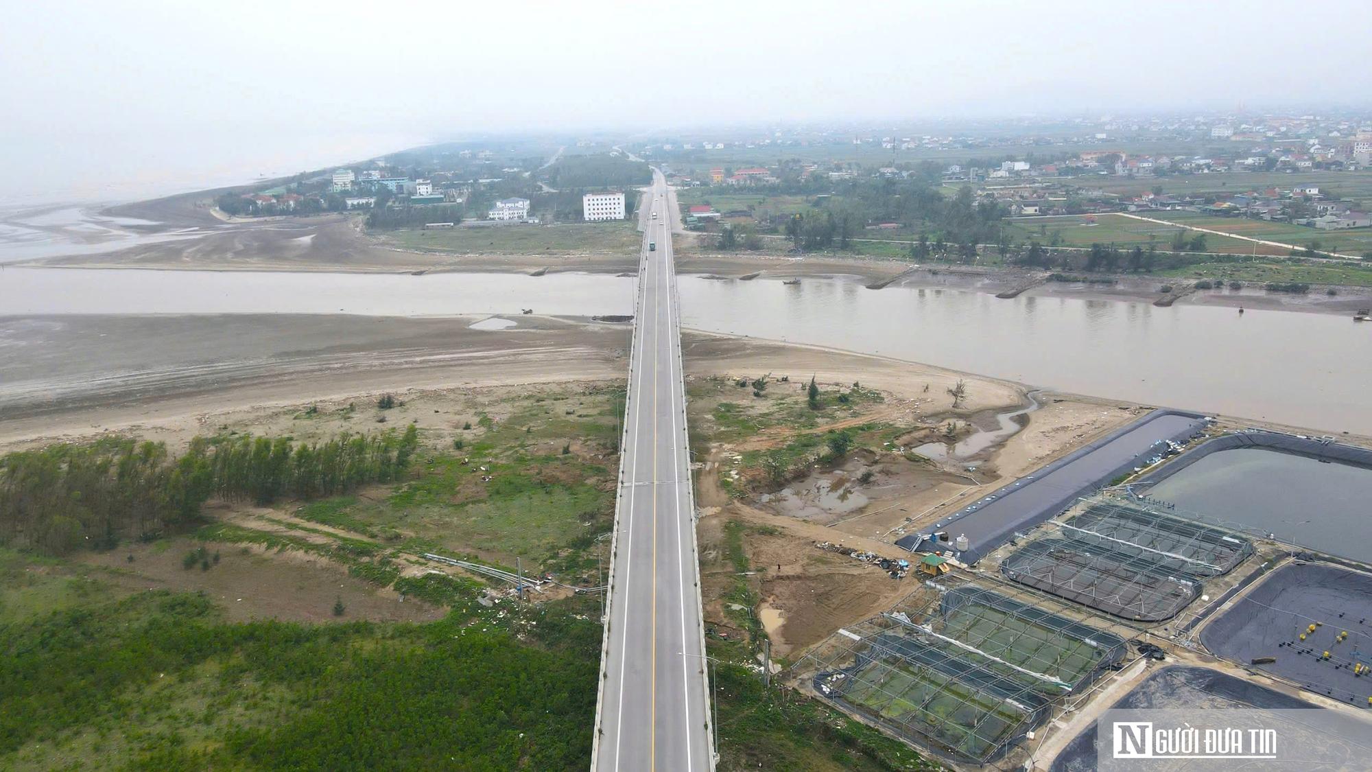 Cây cầu có thiết kế có 17 nhịp, trong đó 3 nhịp đúc hẫng cân bằng và 14 nhịp dầm, với bề rộng mặt cầu 12m và chiều dài khoảng 755 m. 