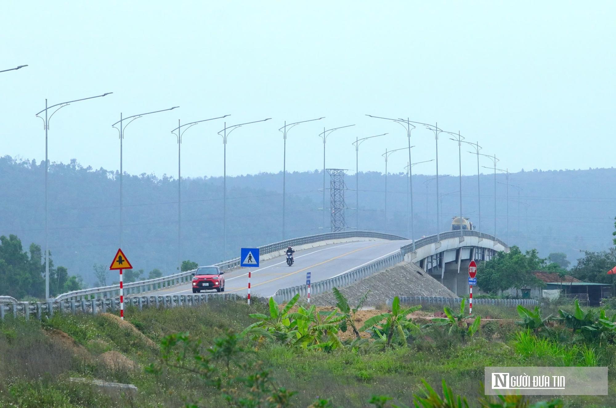 Còn đây là cầu Nghi Quang trên tuyến, cầu có 10 nhịp, chiều dài hơn 400 m.