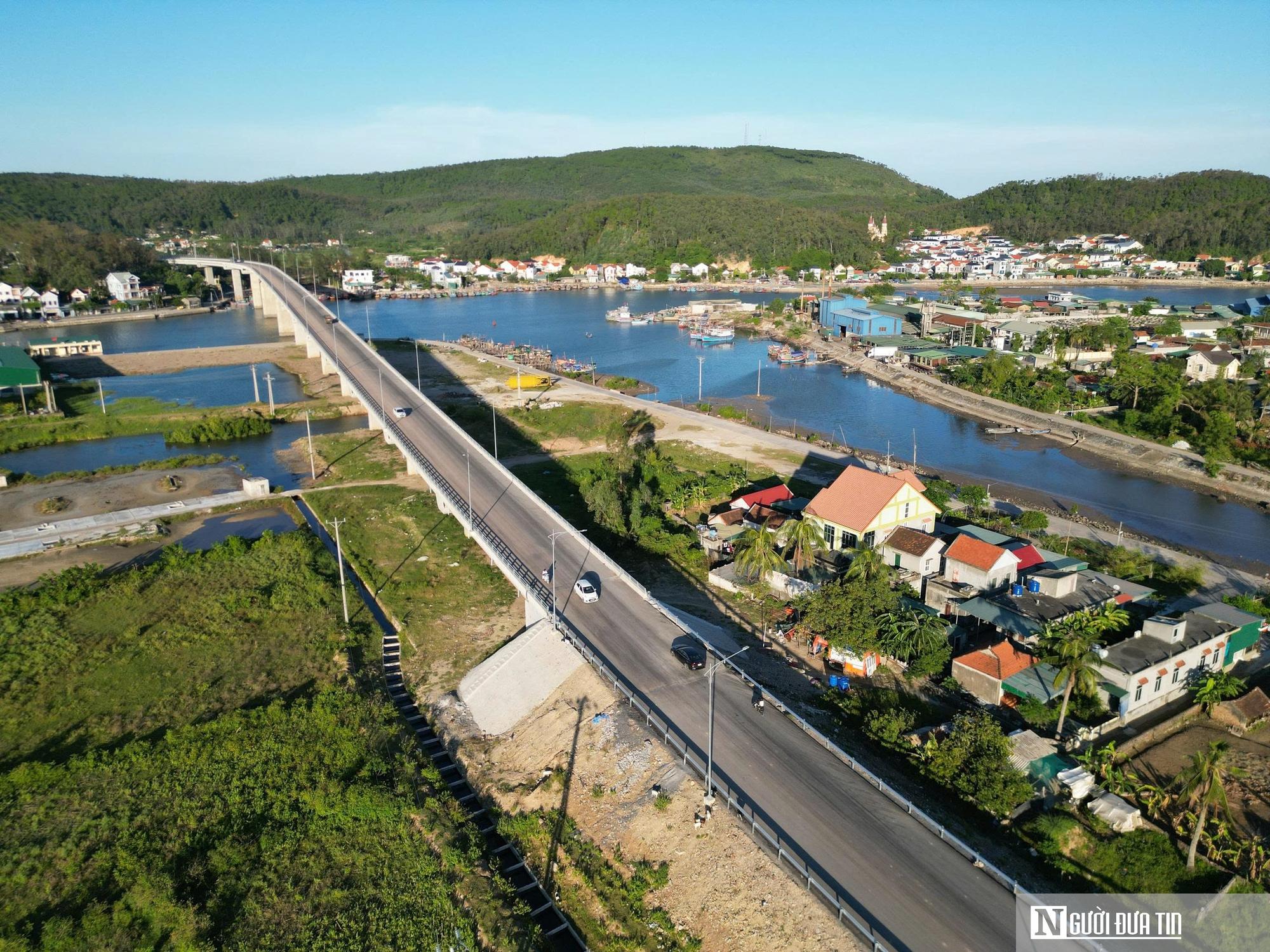 Tuyến đường ven biển Nghi Sơn - Cửa Lò sẽ tạo động lực phát triển kinh tế địa phương, tăng khả năng kết nối các vùng kinh tế trọng điểm từ Thanh Hóa đến Nghệ An. Dự án góp phần liên thông các đầu mối như: Cảng biển quốc tế Vissai, Cảng Cửa Lò, Cảng DKC và các khu du lịch ven biển, qua đó nâng cao năng lực cạnh tranh của địa phương. Ngoài ý nghĩa kinh tế, tuyến đường còn giữ vai trò quan trọng trong bảo đảm quốc phòng - an ninh, tạo điều kiện cơ động lực lượng, ứng phó tình huống khẩn cấp. Đây cũng là trục cảnh quan, thúc đẩy phát triển du lịch ven biển và mở rộng không gian cho các đô thị du lịch của Nghệ An.