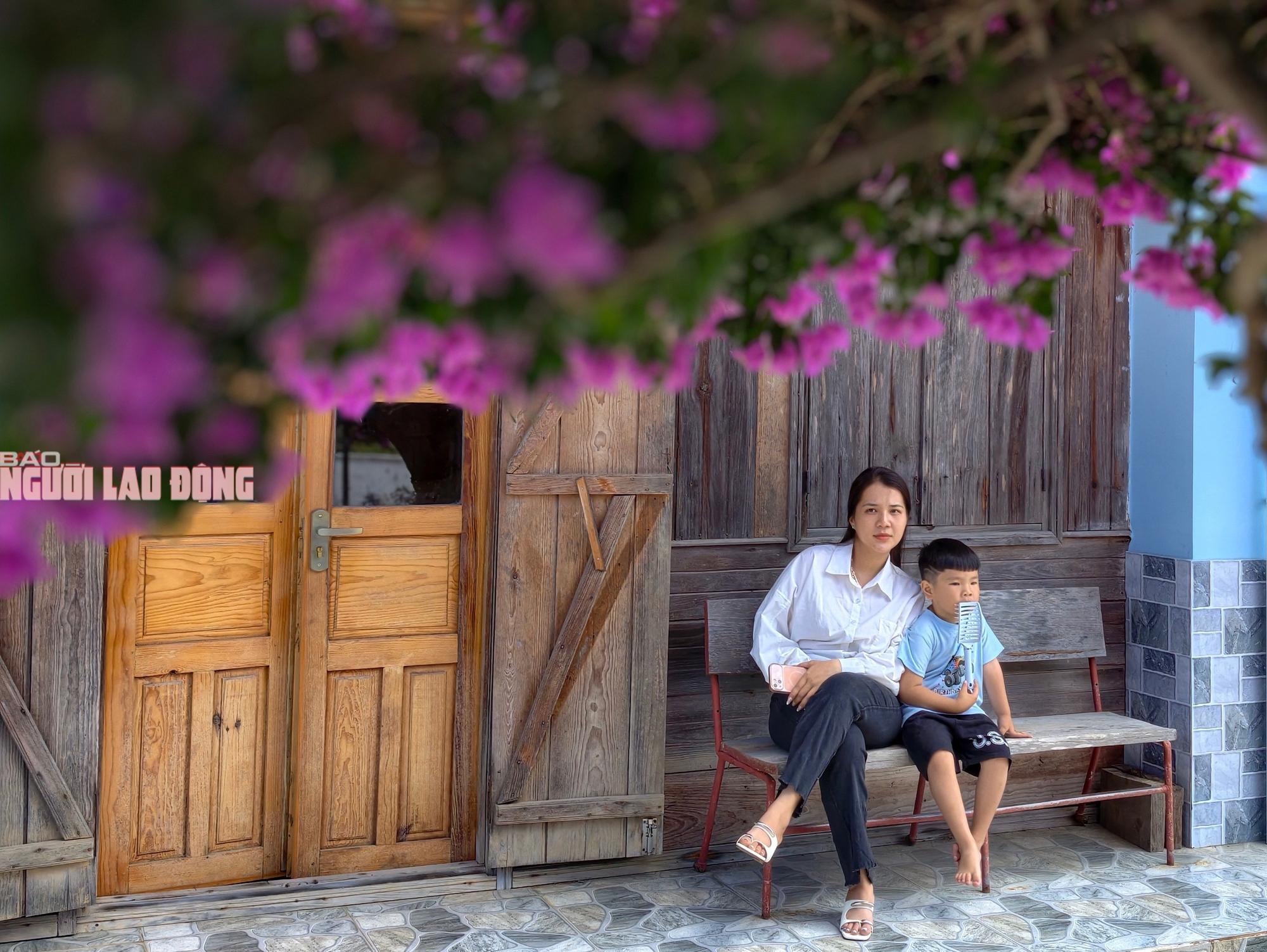 Chị Tuyền chia sẻ, cứ đến mùa hoa nở, rất đông du khách khắp nơi đổ về nhà chị ngắm hoa, chụp ảnh. "Có thời điểm khách đến từ trưa đến chiều. Gia đình tôi rất vui, đặt thêm ghế ngoài sân để mọi người nghỉ chân và không thu bất cứ khoản tiền nào để ai cũng thoải mái" - chị Tuyền nói.