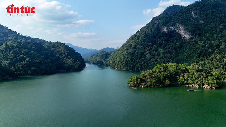 Không gian hồ rộng lớn, phẳng lặng tạo nên bức tranh thiên nhiên thơ mộng đặc trưng của vùng sơn cước Bắc Kạn.