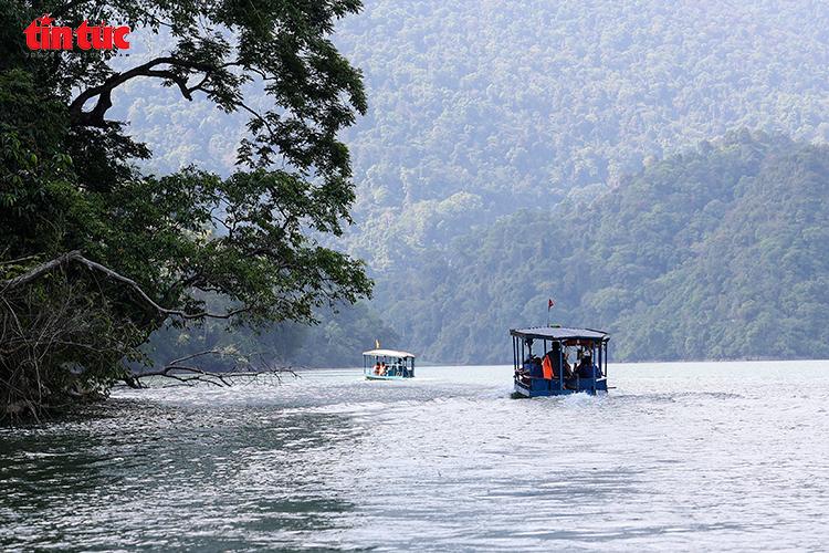 Những con thuyền nhỏ xuôi trên mặt hồ mang đến trải nghiệm khám phá thiên nhiên nguyên sơ cho du khách.