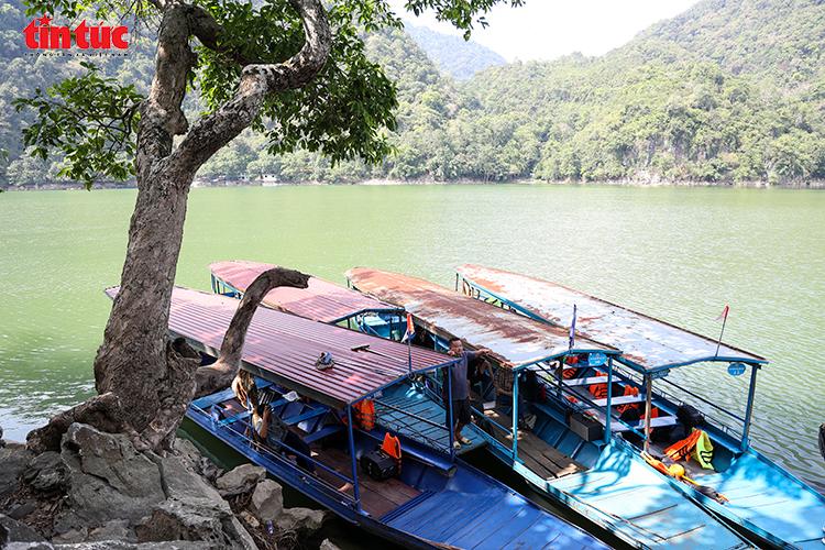 Khu vực Đảo Bà Góa trên hồ Ba Bể là điểm dừng chân hấp dẫn đối với du khách trong mùa hè.