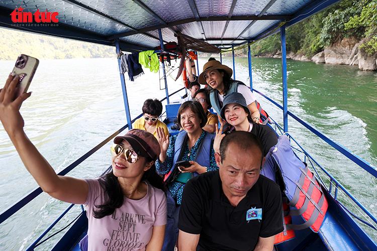 Du khách trải nghiệm tham quan hồ Ba Bể bằng thuyền, hòa mình vào không gian thiên nhiên yên bình.