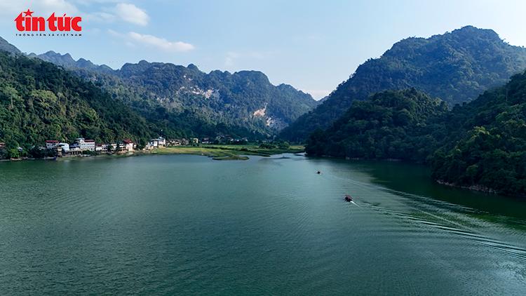 Hồ Ba Bể được ví như “viên ngọc xanh” giữa núi rừng Đông Bắc với mặt nước trong xanh bao quanh những dãy núi đá vôi hùng vĩ.