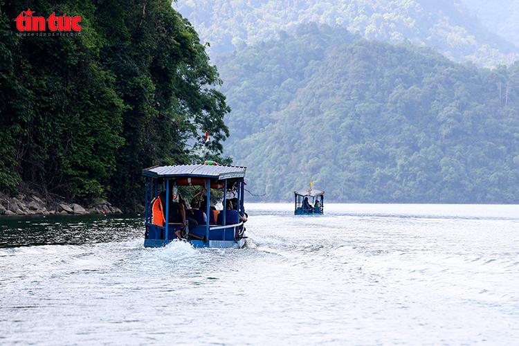 Thuyền độc mộc và thuyền du lịch là phương tiện phổ biến để khám phá hồ Ba Bể.