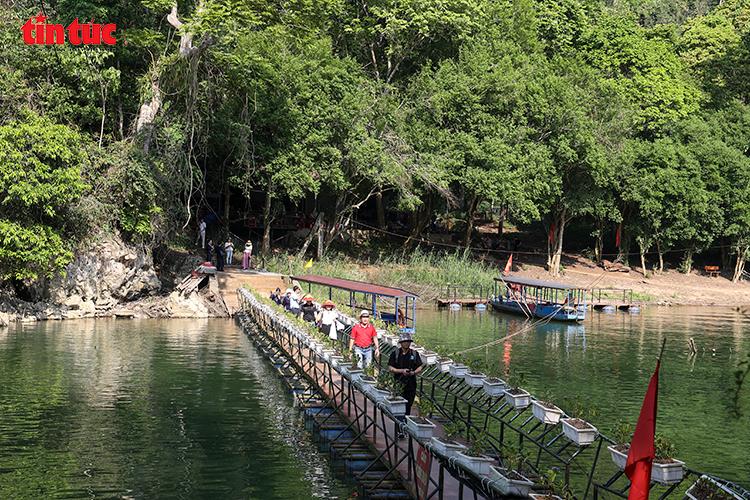 Cầu phao dẫn vào điểm tham quan đền An Mạ giữa hồ Ba Bể thu hút đông đảo du khách ghé thăm.