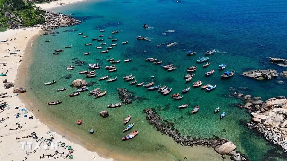 Những chiếc thuyền đánh cá neo đậu trên vùng biển Kỳ Xuân tạo nên bức tranh thanh bình của miền biển Hà Tĩnh. (Ảnh: Hữu Quyết/TTXVN)