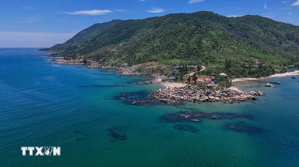 Biển Hải Đăng (xã Cẩm Trung) gây ấn tượng với nước biển xanh ngọc, bãi đá tự nhiên và vẻ đẹp hoang sơ của vùng biển Hà Tĩnh. (Ảnh: Hữu Quyết/TTXVN)