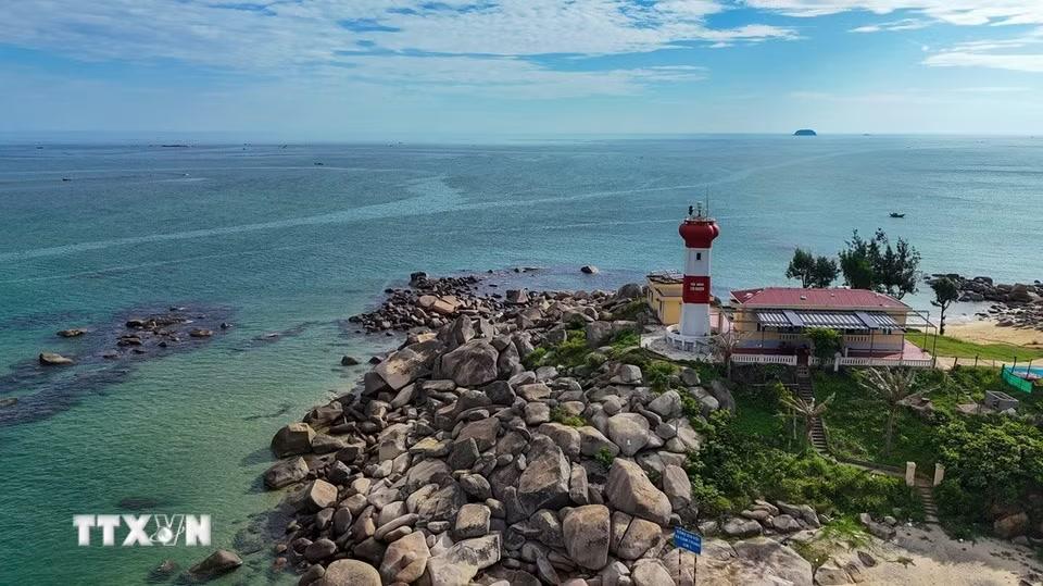 Hải đăng Cửa Nhượng nằm giữa ghềnh đá ven biển Cẩm Trung, nổi bật giữa làn nước xanh ngọc của vùng biển Bắc Trung Bộ. (Ảnh: Hữu Quyết/TTXVN)