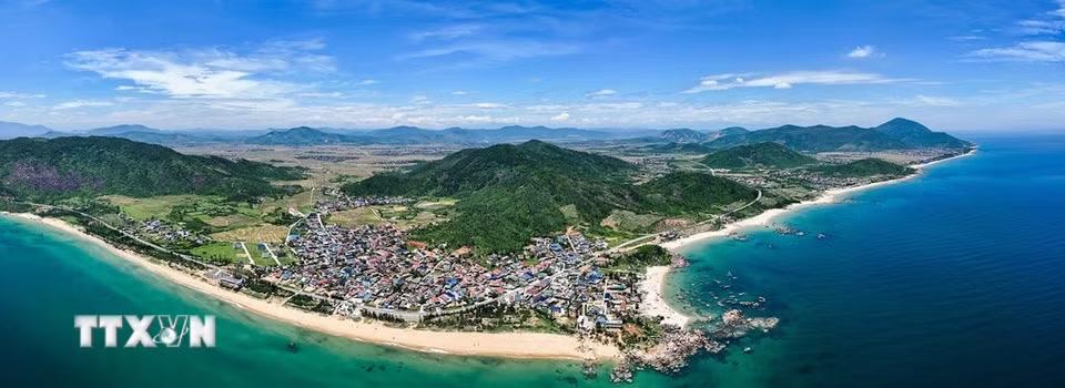 Cung đường ven biển Kỳ Xuân nổi bật với một bên là núi đá, một bên là biển xanh ngọc, trở thành điểm nhấn du lịch của vùng biển Hà Tĩnh. (Ảnh: Hữu Quyết/TTXVN)