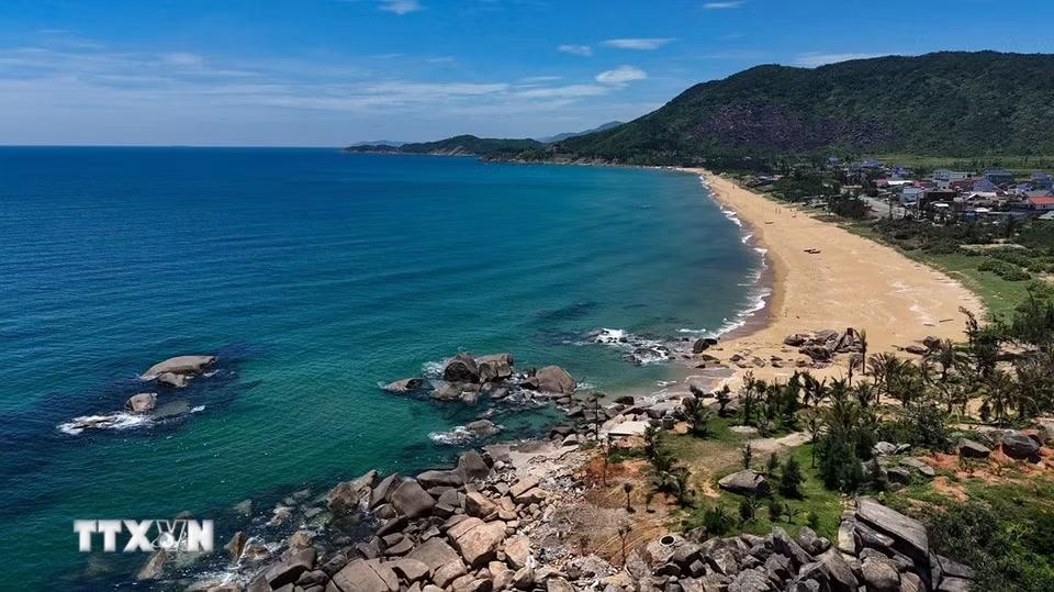 Bãi biển Kỳ Xuân sở hữu đường bờ biển dài, cát mịn và vẻ đẹp còn nguyên nét hoang sơ. (Ảnh: Hữu Quyết/TTXVN)