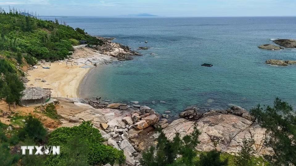 Bãi Cu Kỳ có bờ biển nhỏ uốn cong bên chân núi và làn nước trong vắt. (Ảnh: Hữu Quyết/TTXVN)