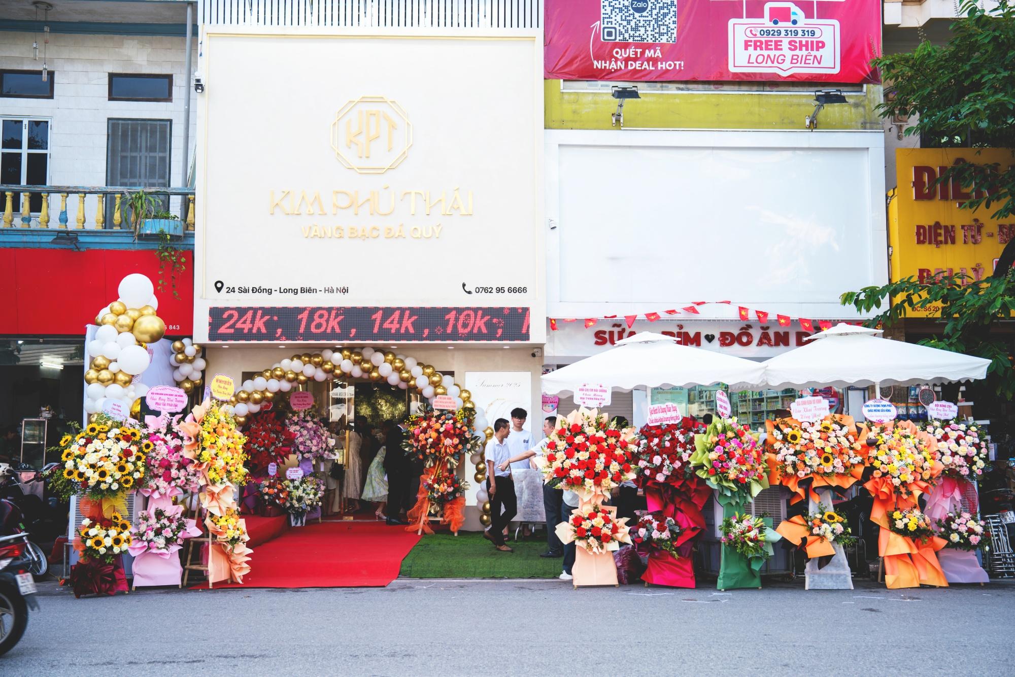  Kim Phú Thái ghi dấu ấn trong lòng khách hàng bằng thiết kế trang sức hiện đại cùng trải nghiệm mua sắm tốt. 
