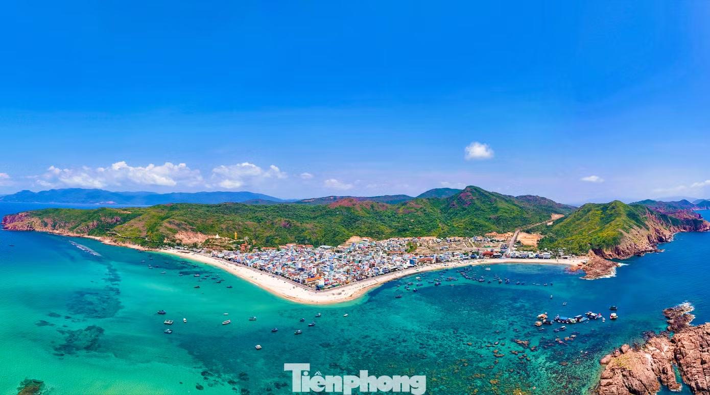  Nằm cách trung tâm hành chính tỉnh Gia Lai khoảng 15km, làng chài Nhơn Hải nép mình bên dãy núi, hướng mặt ra biển lớn. Nơi đây từ lâu được biết đến với vẻ đẹp bình yên, hoang sơ của vùng biển thuộc bán đảo Phương Mai. 