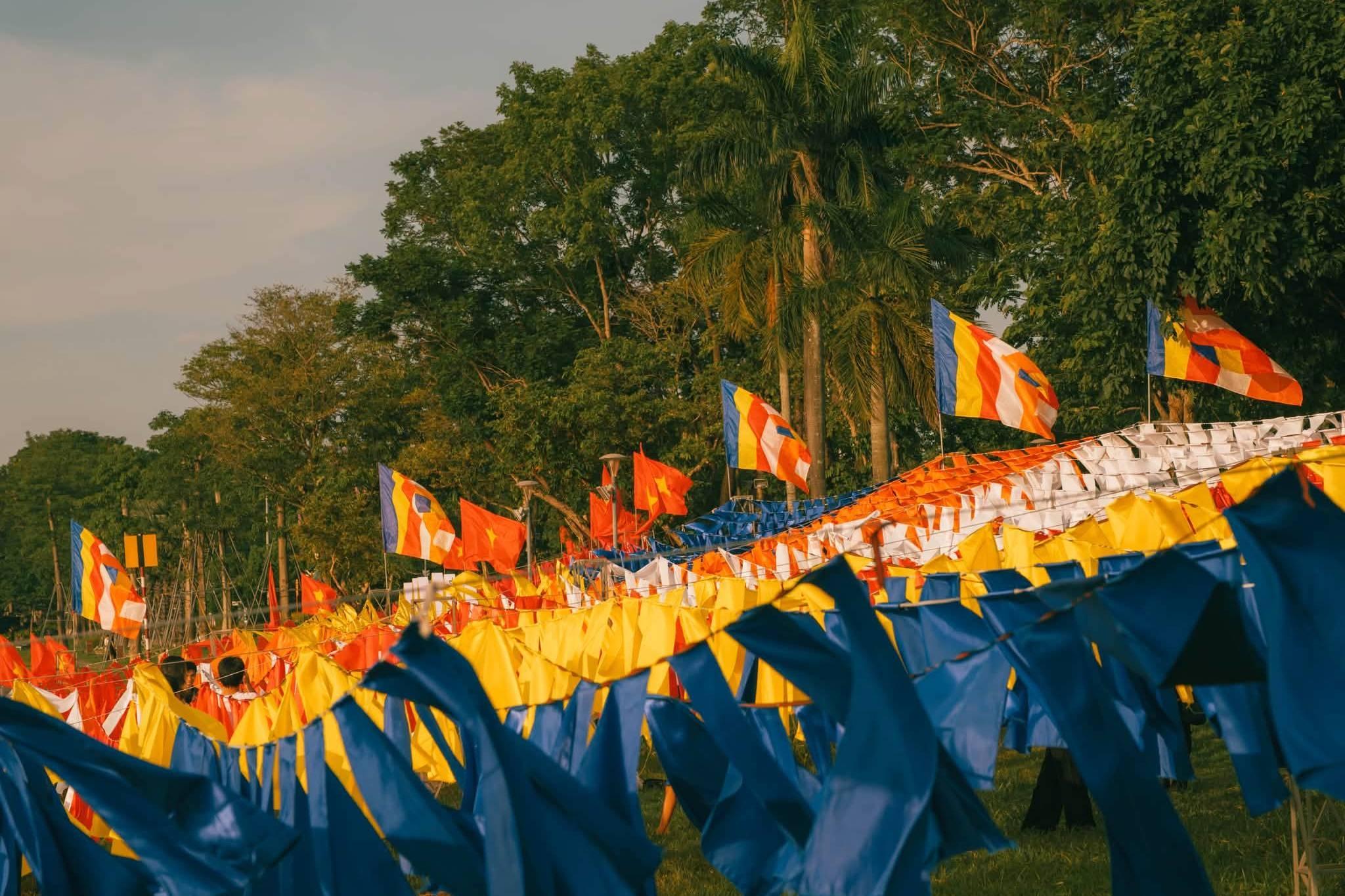  Theo Cổng Thông tin điện tử thành phố Huế, mùa Phật Đản năm nay diễn ra từ ngày 21/5 đến 7/6. Trong thời gian này, thành phố có nhiều hoạt động như hạ thủy và sắp đặt 7 đóa hoa sen trên sông Hương, lễ hội ẩm thực chay tại phố đi bộ Nguyễn Đình Chiểu, triển lãm văn hóa Phật giáo tại Trung tâm Liễu Quán hay diễu hành xe hoa… 