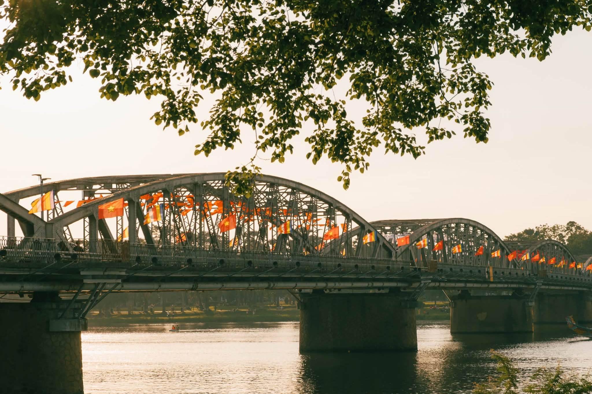  Giữa tháng 5, các tuyến đường ở Huế bắt đầu thay đổi khung cảnh thường nhật. Những lá cờ Phật giáo nhiều màu sắc được treo dọc ven bờ sông Hương, quanh cầu Trường Tiền và nhiều ngôi chùa trong thành phố. Buổi tối, khu vực trung tâm xuất hiện thêm hệ thống đèn trang trí và cụm tiểu cảnh. Đó là dấu hiệu của mùa Phật Đản hay Đại lễ Vesak - dịp lễ trọng đại nhất trong Phật giáo để kỷ niệm ngày Đức Phật Thích Ca Mâu Ni ra đời. 