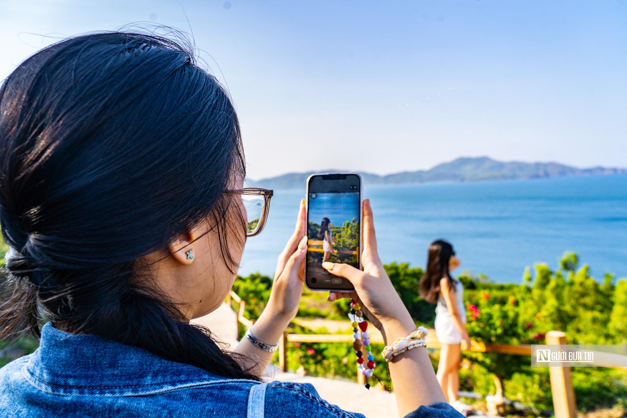 Đông đảo người dân, du khách, bạn trẻ đến để khám phá, chụp ảnh với những con đường, mỏm đá uốn quanh theo bờ biển.