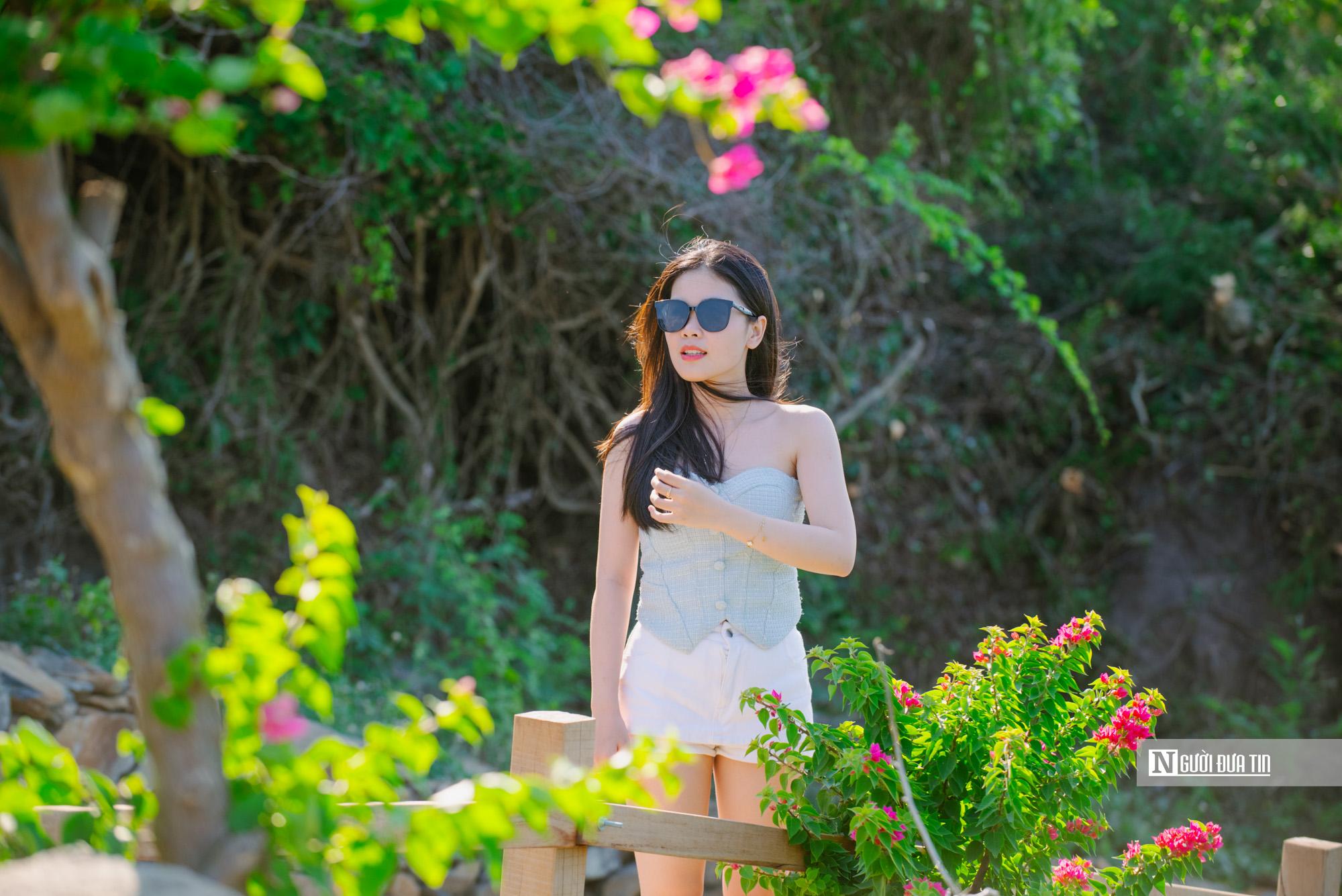 Từ Tp.Hồ Chí Minh, du khách Hồ Thị Xuân Mai thích thú chia sẻ: “Mình biết Đồi Cổ Thạch qua mạng xã hội và quyết tâm đến với nơi này. Mình rất ấn tượng với hàng rào đá, những cây duối cổ thụ dọc đường đi lên. Đi vào nơi này như lạc vào một khu rừng, hòa mình với thiên nhiên, khám phá lịch sử. Và khi lên đến nơi cao nhất, mình có thể bao quát cả vùng biển xanh vào tầm mắt”