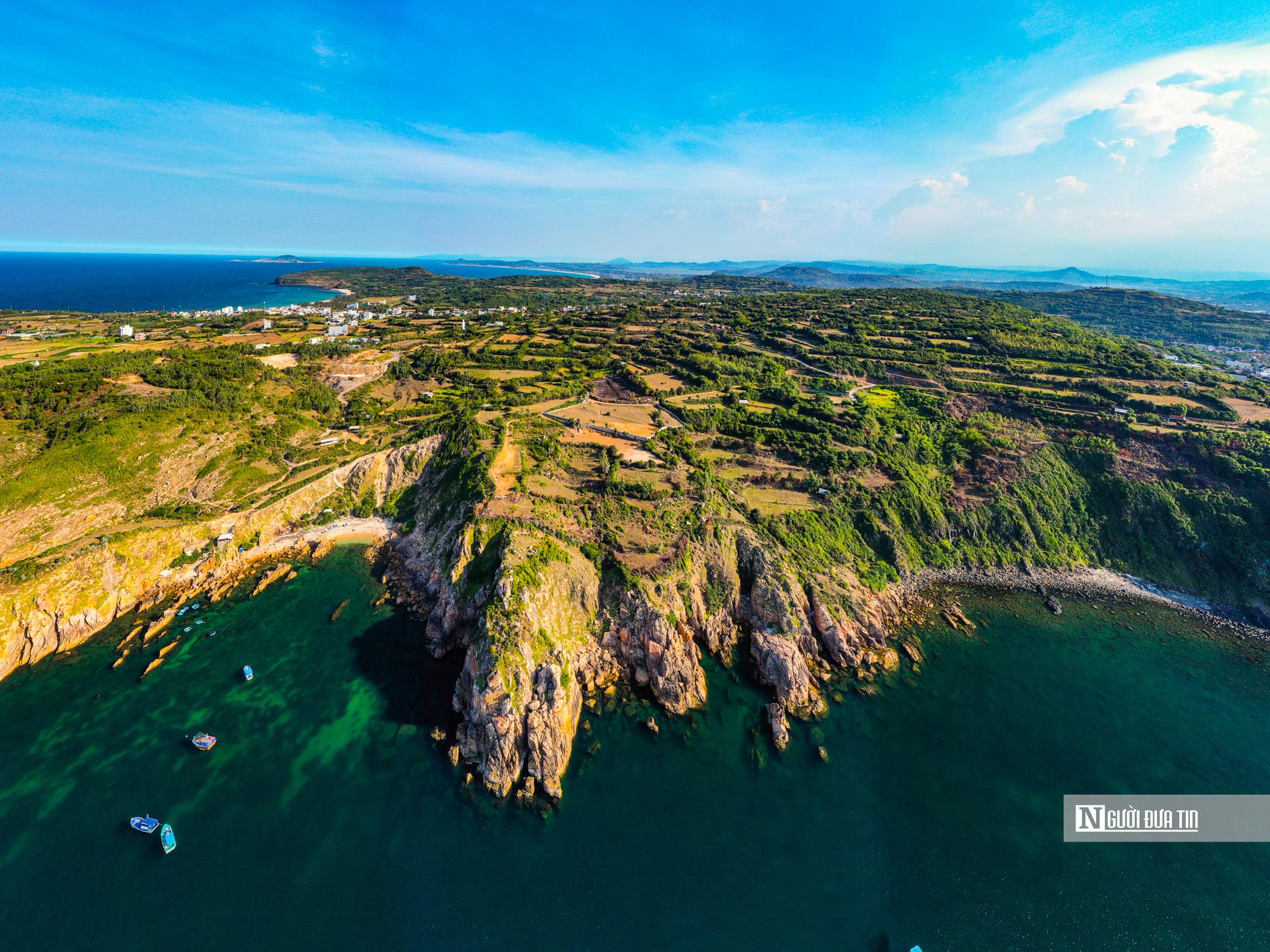 Nằm cách đô thị Tuy Hòa hơn 30 km, làng Cổ Thạch tọa lạc tại thôn Phú Hạnh, xã Tuy An Đông, tỉnh Đắk Lắk rộng khoảng hơn 42 ha. Nơi đây còn lưu giữ nhiều bờ tường đá, nhà đá cổ, giếng cổ. Tất cả hiện lên như một bảo tàng đá, hoang sơ, kỳ vĩ bên bờ biển xanh.