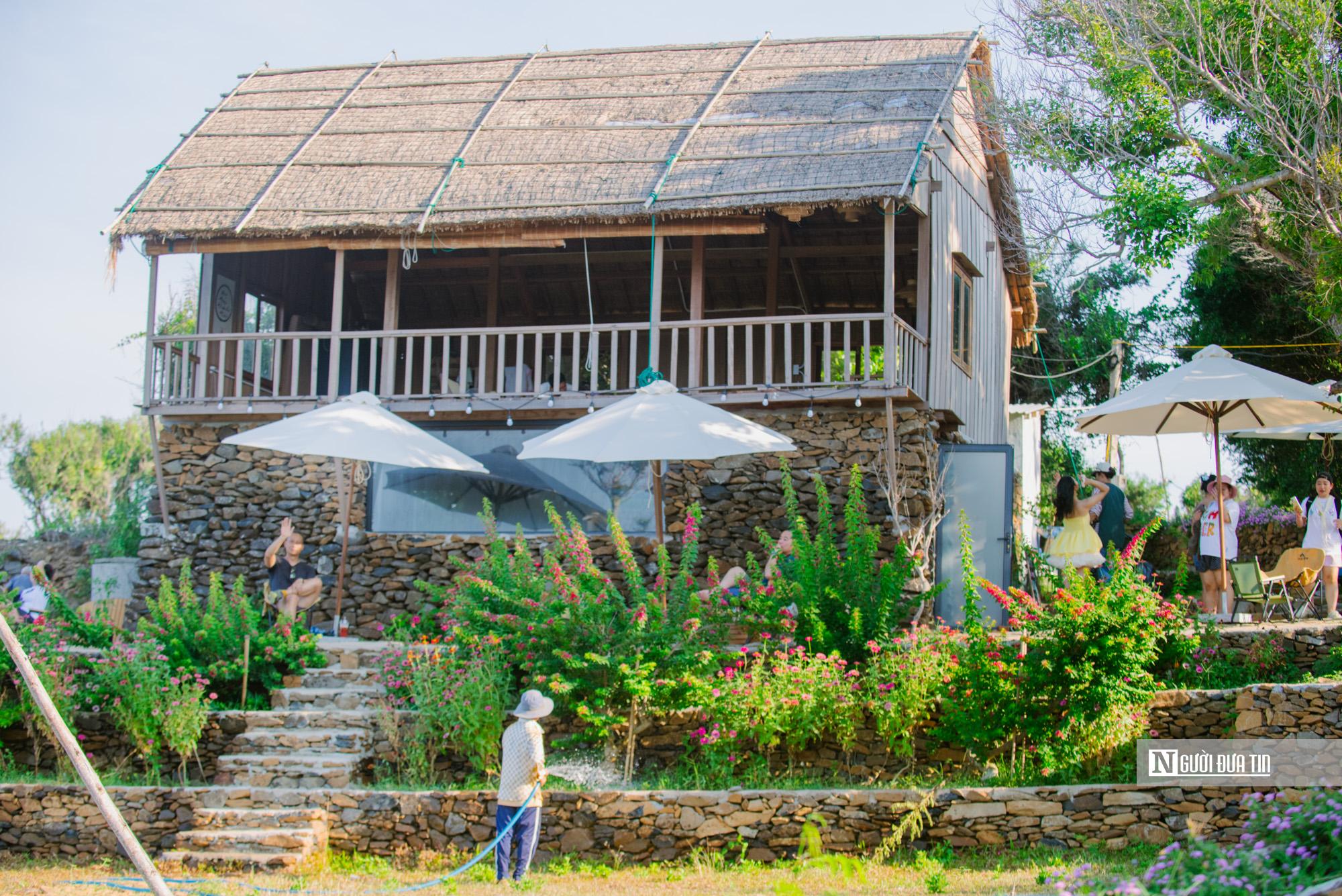 Ông Nguyễn Lâu (người dân thôn Phú Hạnh, xã Tuy An Đông) chia sẻ, ngày xưa, thời ông bà cứ dùng đá xếp lên làm nhà, làm chuồng bò. Lâu dần, đá kết lại chặt cứng với nhau, chắc chắn mà không cần dùng đến chất kết dính nào.