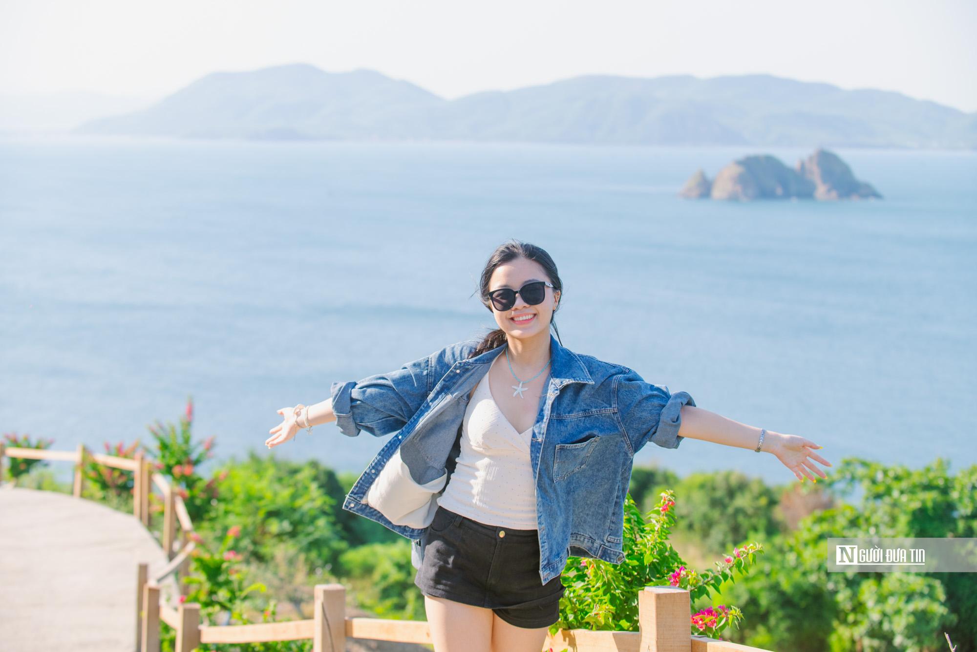 Cùng với đó, trong chuyến về thăm quê nội mùa hè này, bạn Trương Thị Mỹ Tâm chọn chinh phục ngon đồi Cổ Thạch. Tâm cho biết, cảnh sắc ở đây rất hoang sơ. Vì ở xa nên mỗi lần về quê thăm ông bà, em đều lựa chọn thăm thú, trải nghiệm những điều mới mẻ mà không nơi nào có được.
