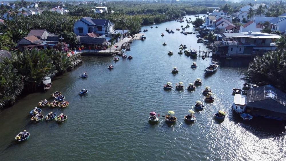 Du khách lênh đênh trên những chiếc thuyền thúng nhỏ khám phá làng dừa Cẩm Thanh, một trong 50 ngôi làng đẹp nhất thế giới năm 2025. Ảnh: Đỗ Trưởng – TTXVN