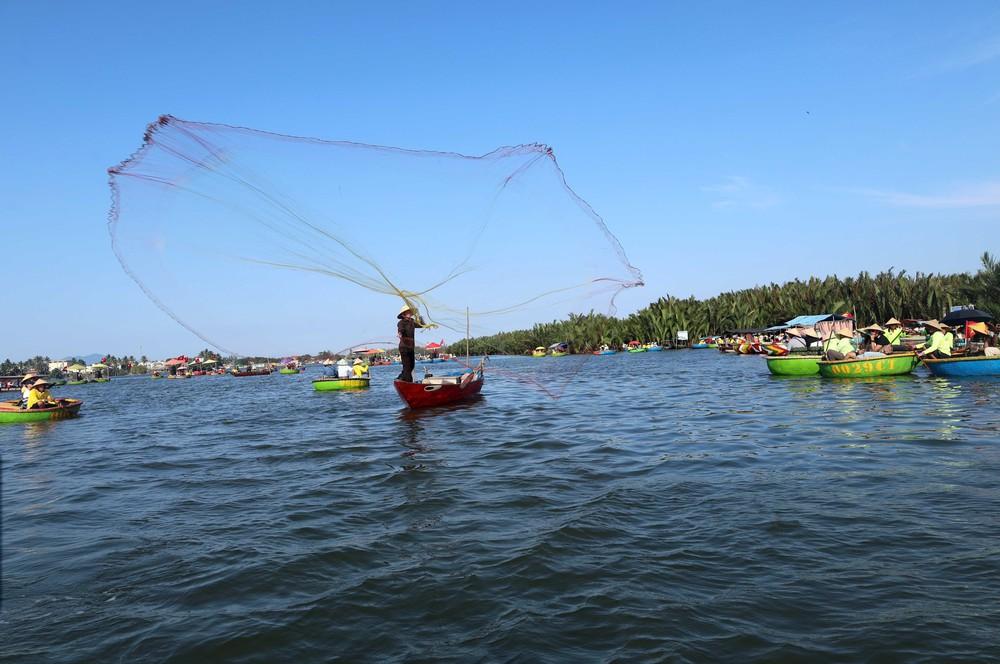Người dân địa phương tái hiện cảnh quăng chài đánh cá để phục vụ du khách ở làng dừa Cẩm Thanh, một trong 50 ngôi làng đẹp nhất thế giới năm 2025. Ảnh: Đỗ Trưởng – TTXVN