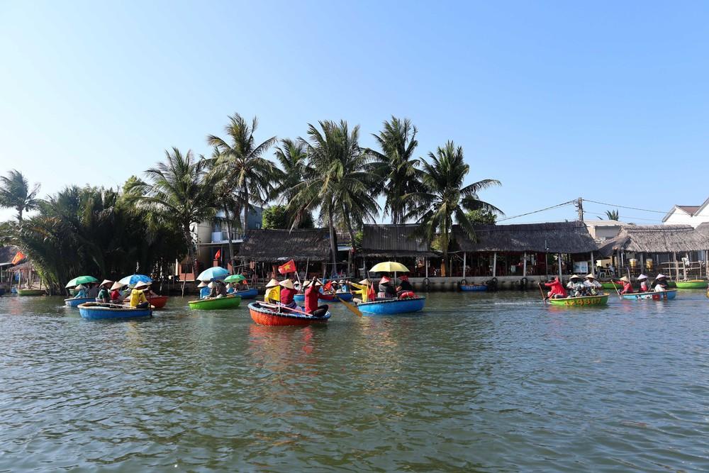 Nhịp sống bình yên ở làng dừa Cẩm Thanh, một trong 50 ngôi làng đẹp nhất thế giới năm 2025. Ảnh: Đỗ Trưởng – TTXVN