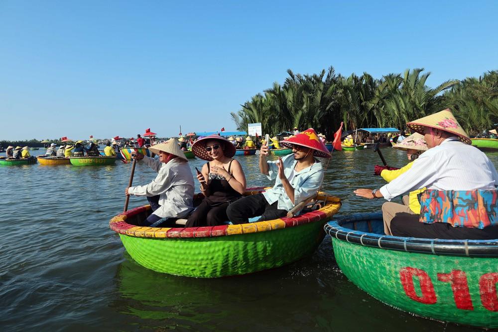 Du khách quốc tế thích thú với trải nghiệm lênh đênh trên những chiếc thuyền thúng nhỏ ở làng dừa Cẩm Thanh, một trong 50 ngôi làng đẹp nhất thế giới năm 2025. Ảnh: Đỗ Trưởng – TTXVN