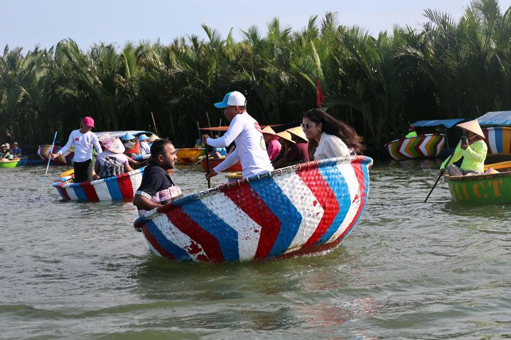 Du khách quốc tế trải nghiệm kỹ năng “lắc thúng” của người dân địa phương ở làng dừa Cẩm Thanh, một trong 50 ngôi làng đẹp nhất thế giới năm 2025. Ảnh: Đỗ Trưởng – TTXVN